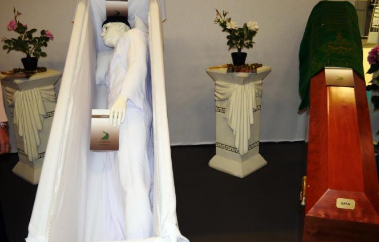 Müslümanlar için özel tabut üretildi!