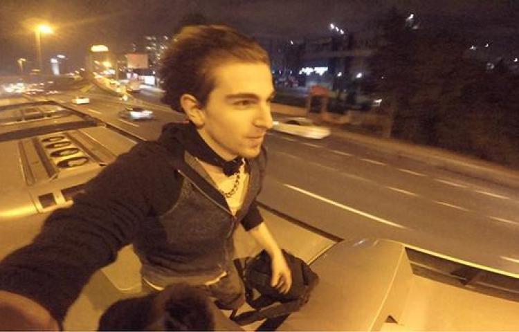 Metrobüs üstünde giden gençlere gözaltı şoku!