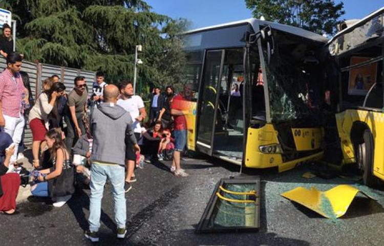 Metrobüs yolunda feci kaza!