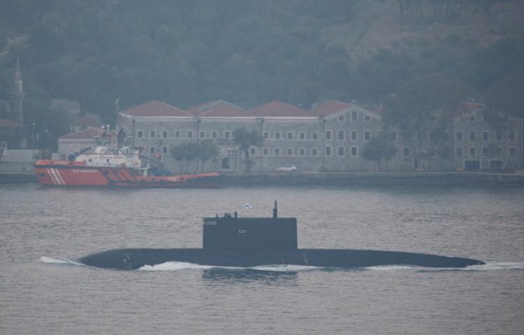 Boğaz’dan geçen denizaltı vatandaşları şaşırttı