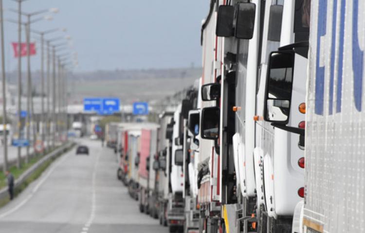 Sınır kapısında 6 kilometrelik dev kuyruk!