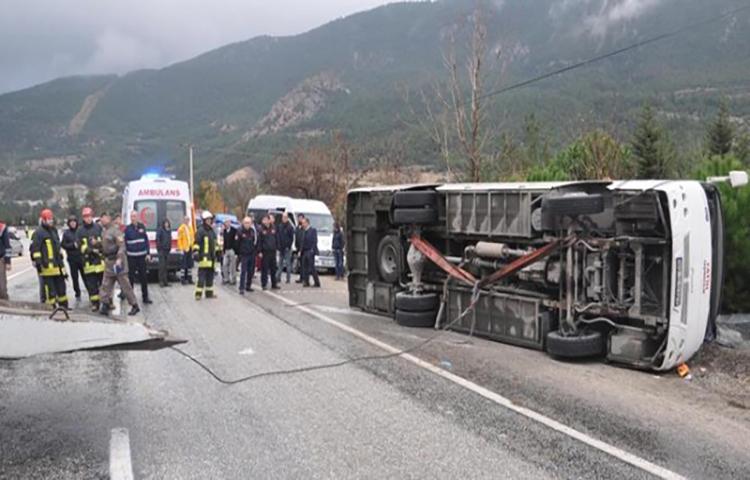 Öğrenci servisi devrildi, 24 yaralı