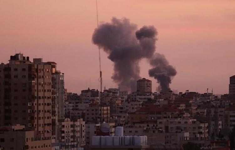 İsrailli alçaklar yine Gazze'yi vurdu