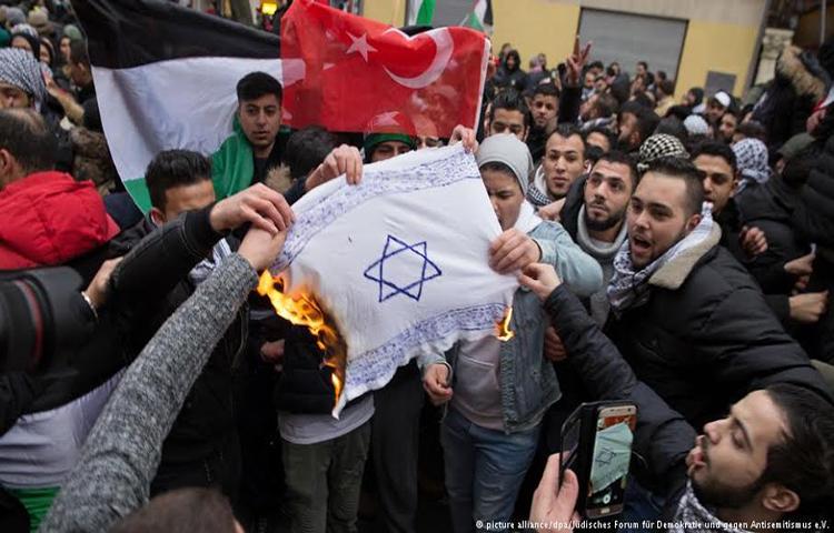 Berlin’de İsrail bayrağı yakılması sert tepki