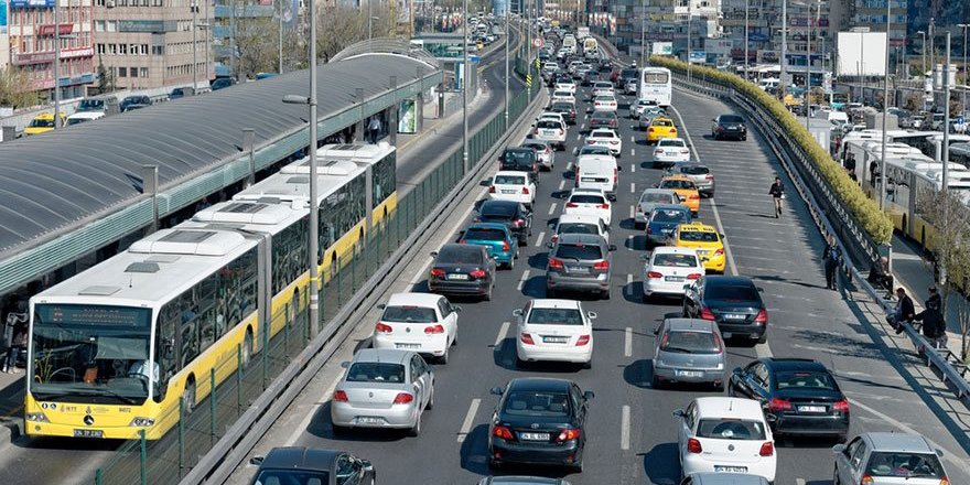 Haftada 9 saat trafikte geçiyor