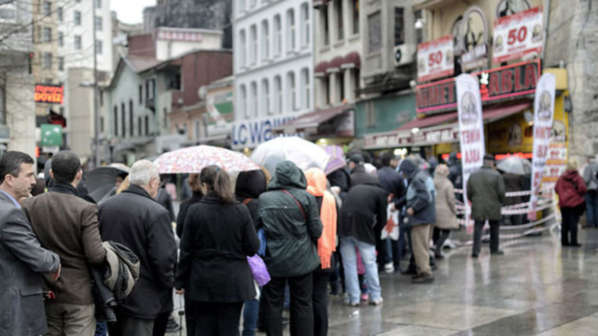 Eminönü'nde piyango kuyruğu