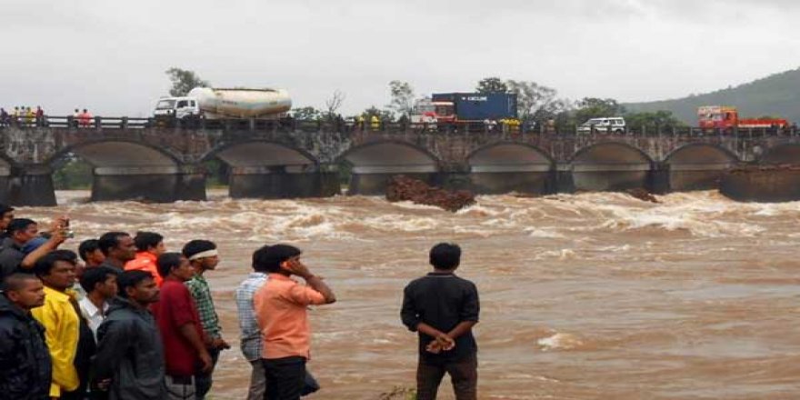 Otobüs nehre düştü: 32 ölü