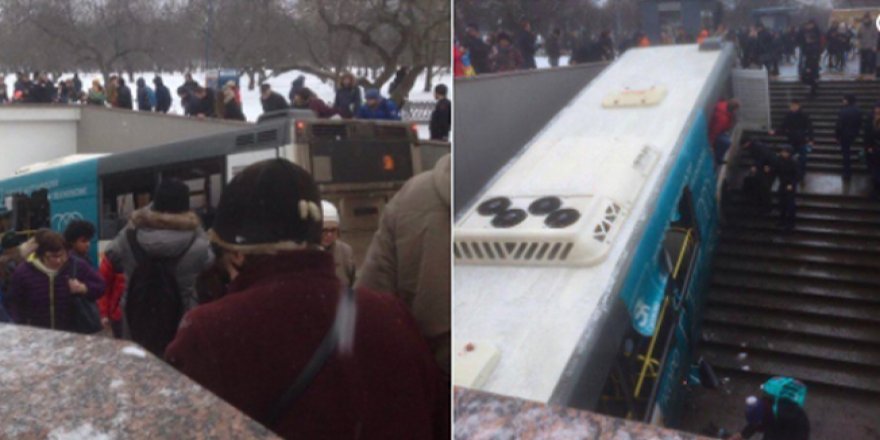 Moskova'da otobüs yaya geçidine girdi