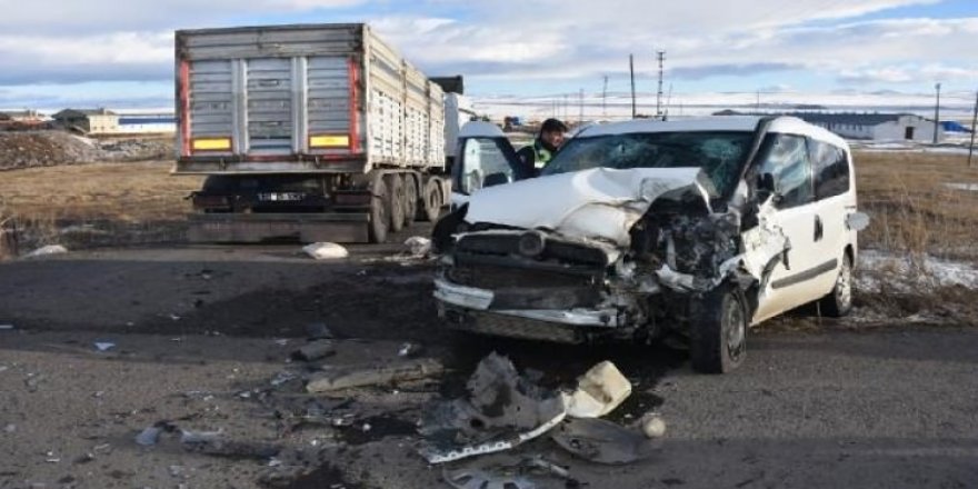 Askeri araç ile TIR çarpıştı