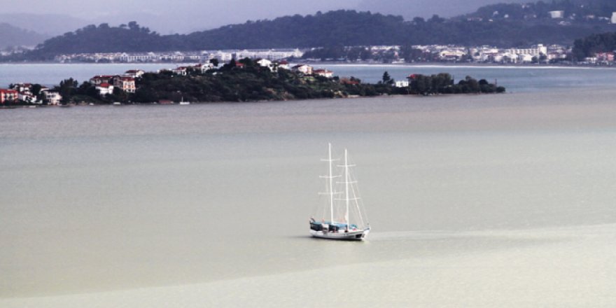 Fethiye'de denizin rengi değişti