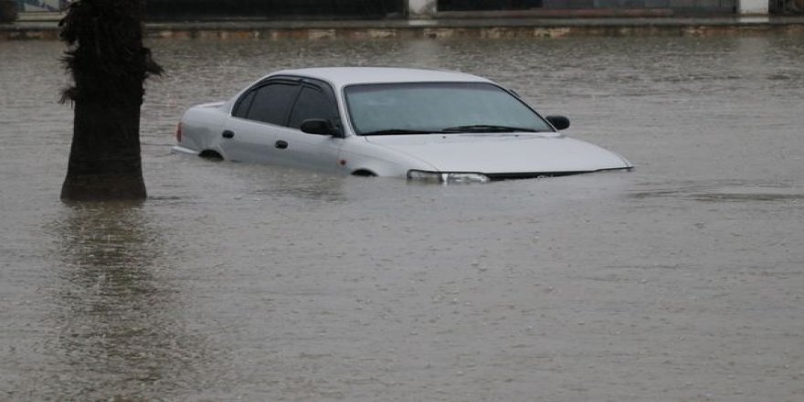 Adana'da araçlar suya gömüldü