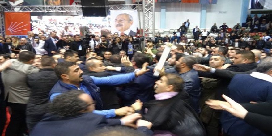 CHP’nin 3 il kongresinde yumruklar konuştu!