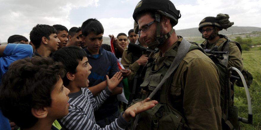 Alçak İsrailli askerler 2 Filistinli çocuğu...