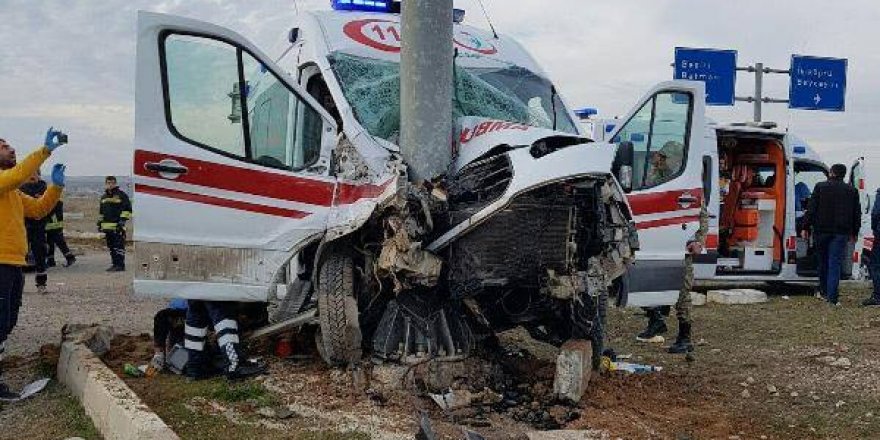 Ambulans kaza yaptı! Taşıdığı hastalar...