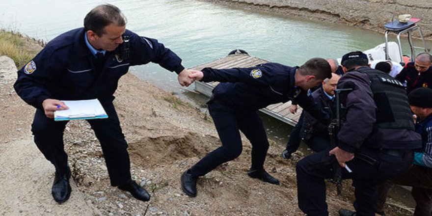 Polis el ele vererek kurtardı