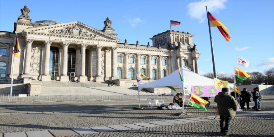 PKK yandaşları Alman Meclisi önünde  çadır açtı