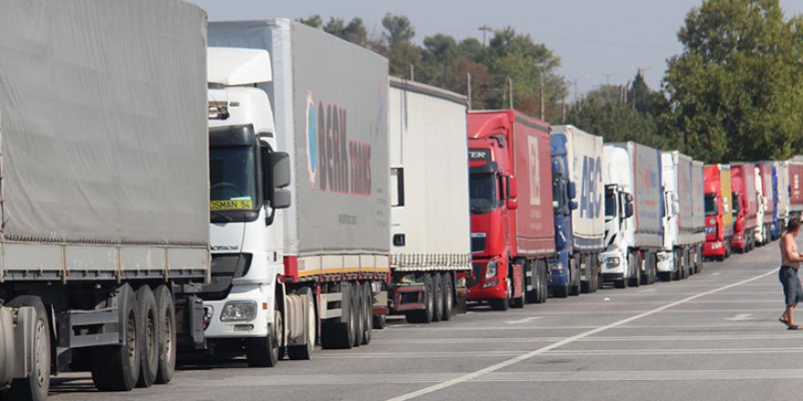 Kapıkule’de 18 kilometre tır kuyruğu