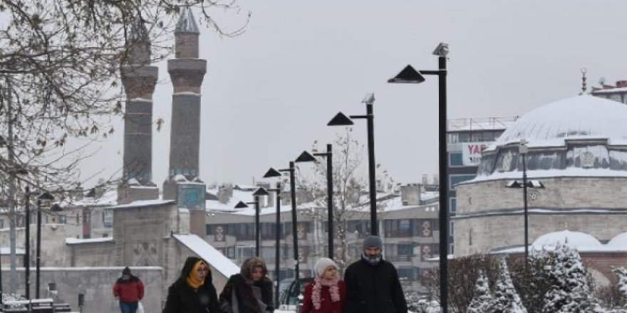 Sivas'ta kar yağışı etkili oldu