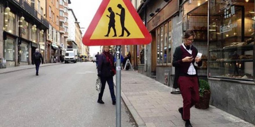 Telefon kullanan yayalar kazaya sebep oluyor