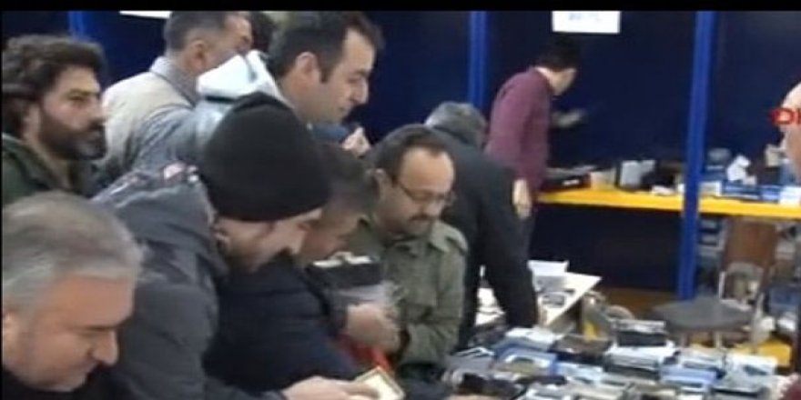 PTT'de 10 TL'lik akıllı telefon izdihamı!