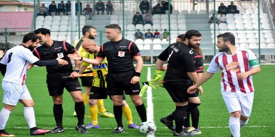 Biri hakem, diğer ikisi rakip oyuncu! Üç kardeş aynı maçta...