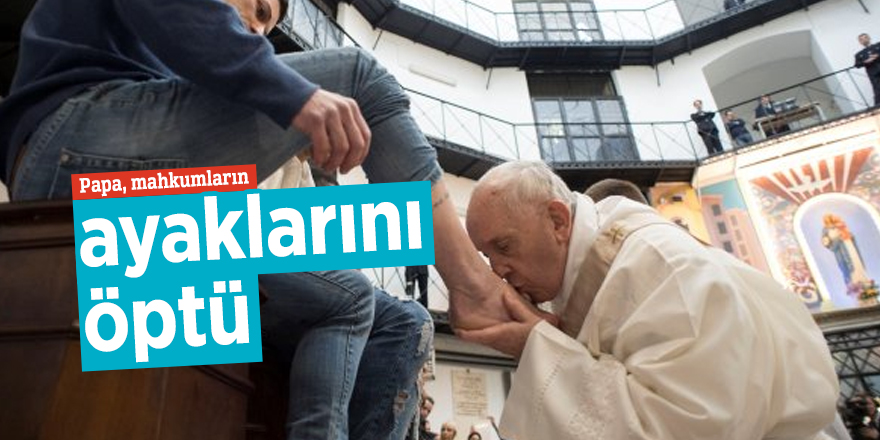 Papa, mahkumların ayaklarını öptü