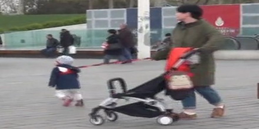 Taksim'de anne çocuğunu tasmayla gezdirdi!