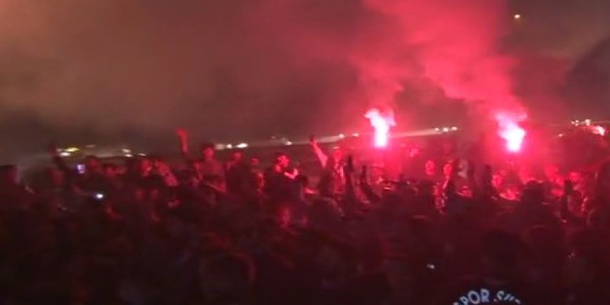 Beşiktaş taraftarı takımını meşalelerle karşıladı