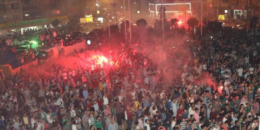 Akhisar'da coşkulu kutlama! Sabaha kadar uyumadılar