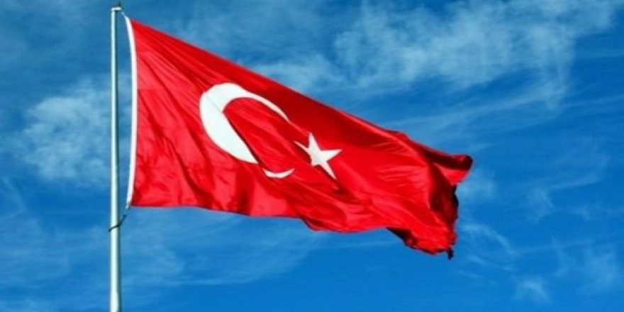 Türk bayrağını indirmek isteyen 2 kişi tutuklandı