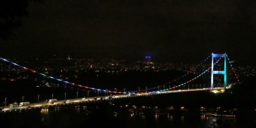 Köprüde Azerbaycan renkleri