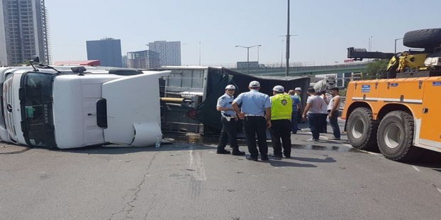 Başakşehir'de kamyon devrildi: 2 şerit trafiğe kapandı