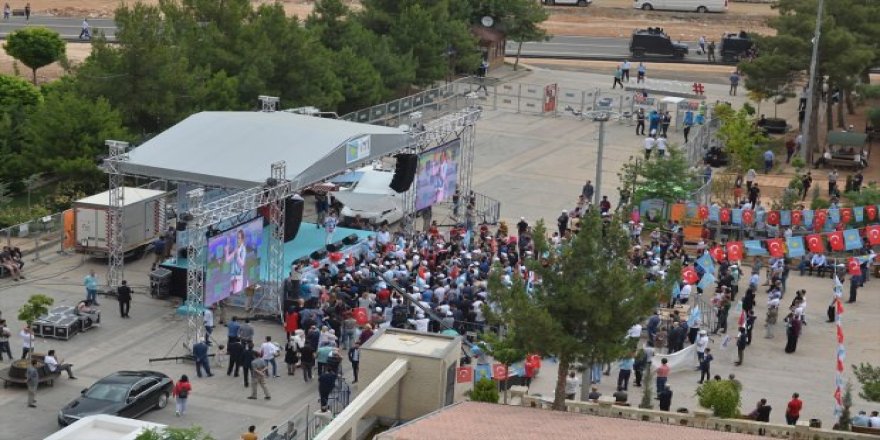 Mitinge 300 kişi katıldı! Gazetecileri almadılar