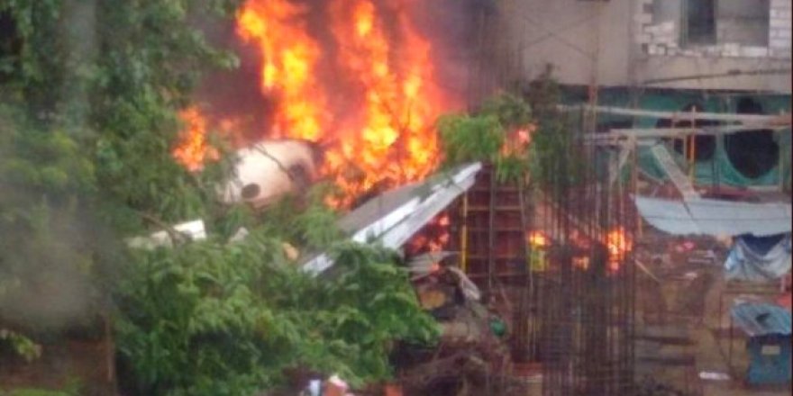 Hindistan'da uçak düştü! Çok sayıda ölü var