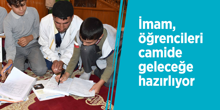 İmam, öğrencileri camide geleceğe hazırlıyor