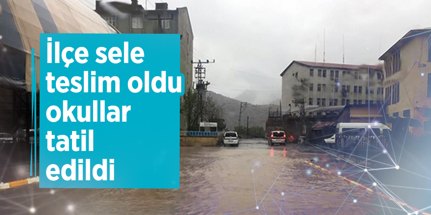 İlçe sele teslim oldu, okullar tatil edildi