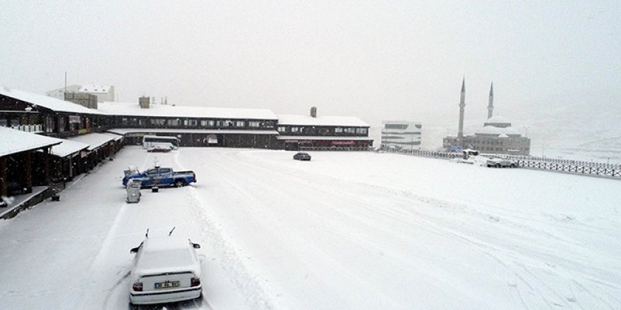 Erciyes'e lapa lapa kar yağdı