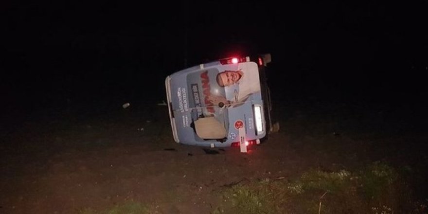 MHP'nin seçim minibüsü kaza yaptı!