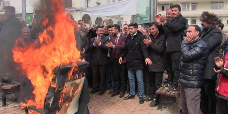 Seçimi kazanan başkan koltuğunu alevlere teslim etti