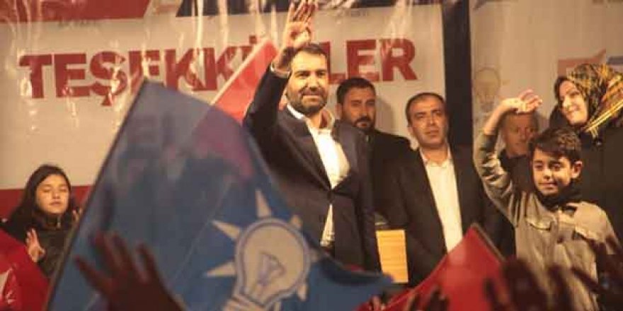 Elazığ Belediye Başkanı Şahin Şerifoğulları mazbatasını aldı