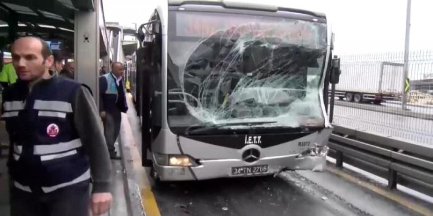 Son dakika: 2 metrobüs çarpıştı!