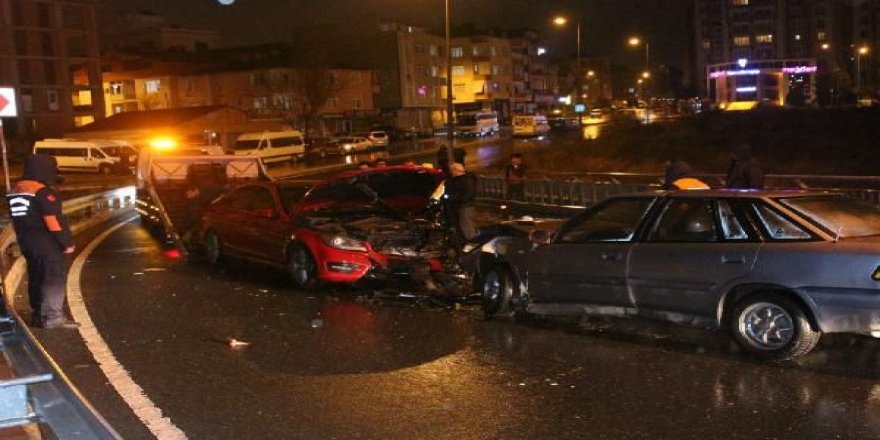 Facia gibi kazada iki araç kafa kafaya çarpıştı: 1'i ağır 7 kişi yaralandı