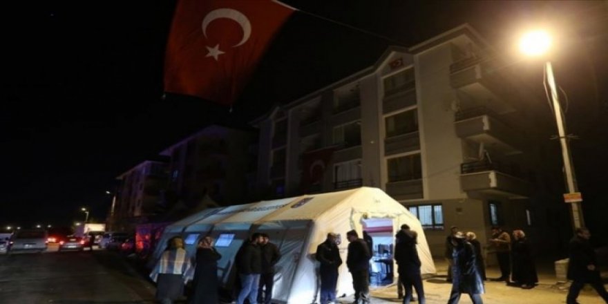 Şehidin Ankara'daki evi Türk bayraklarıyla donatıldı