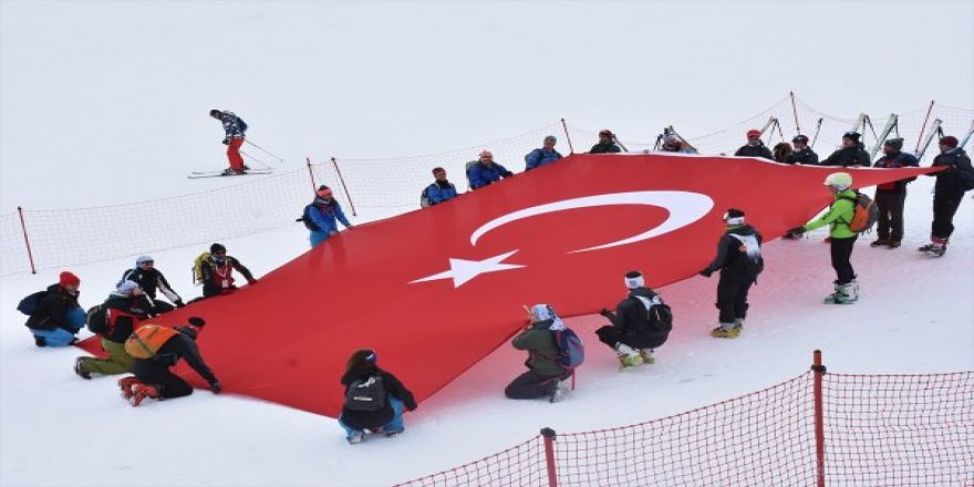 Palandöken'in zirvesine şehitlere saygı duruşu