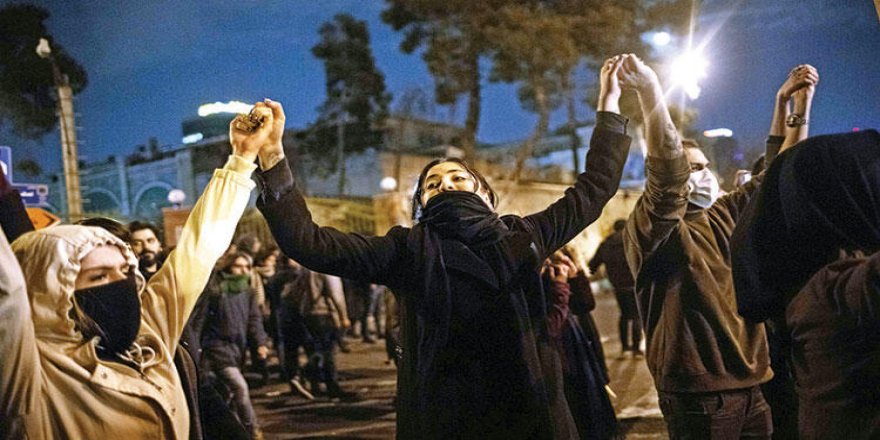 Spikerler de İran rejimine isyan etti