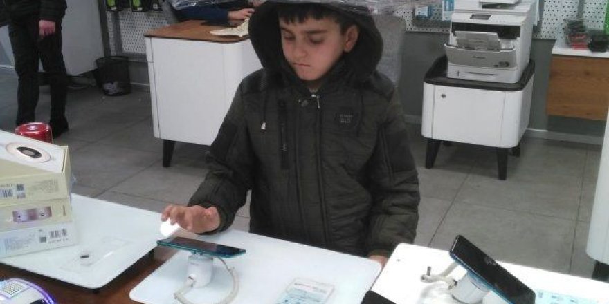 Simitçi çocuğun görüntüsü vicdanları sızlattı!