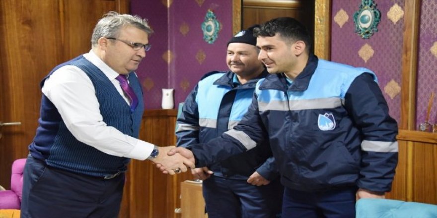 İnsanlık ölmemiş : Buldukları çeki sahibine ulaştırdılar