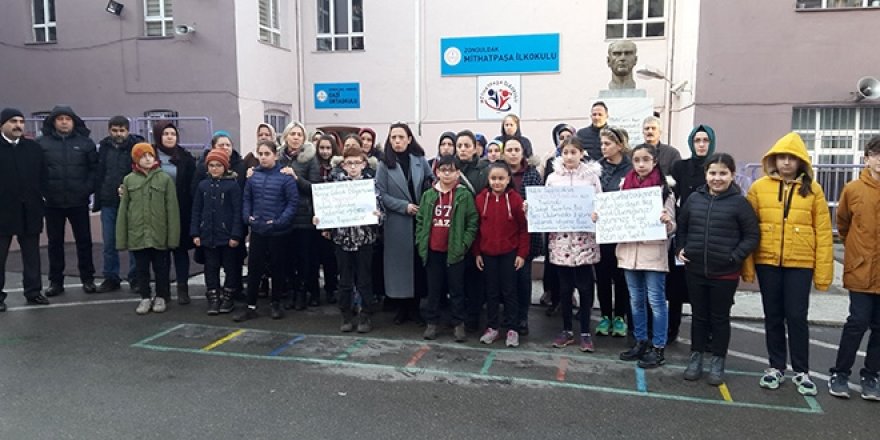Eski okullarına geçmek isteyen öğrenciler eylem yaptı