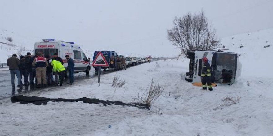 Erzurum'da yolcu midibüsü devrildi: 1 ölü, 12 yaralı