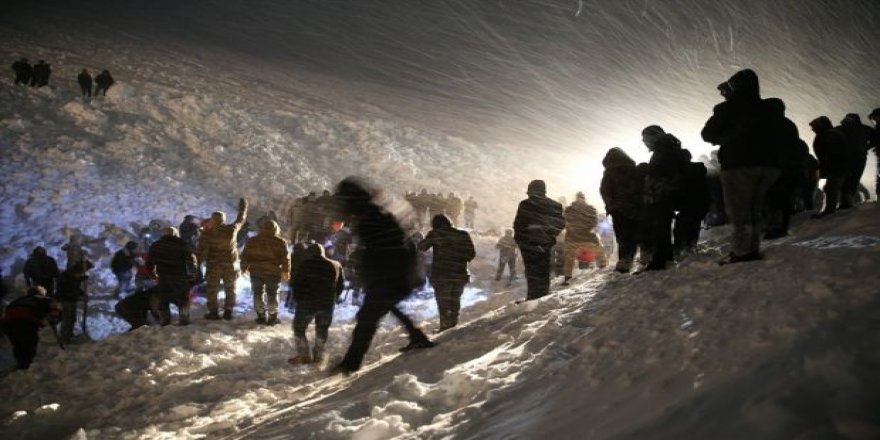 Çığ altında kalan minibüsteki 5 kişi hayatını kaybetti, 7 kişi kurtarıldı